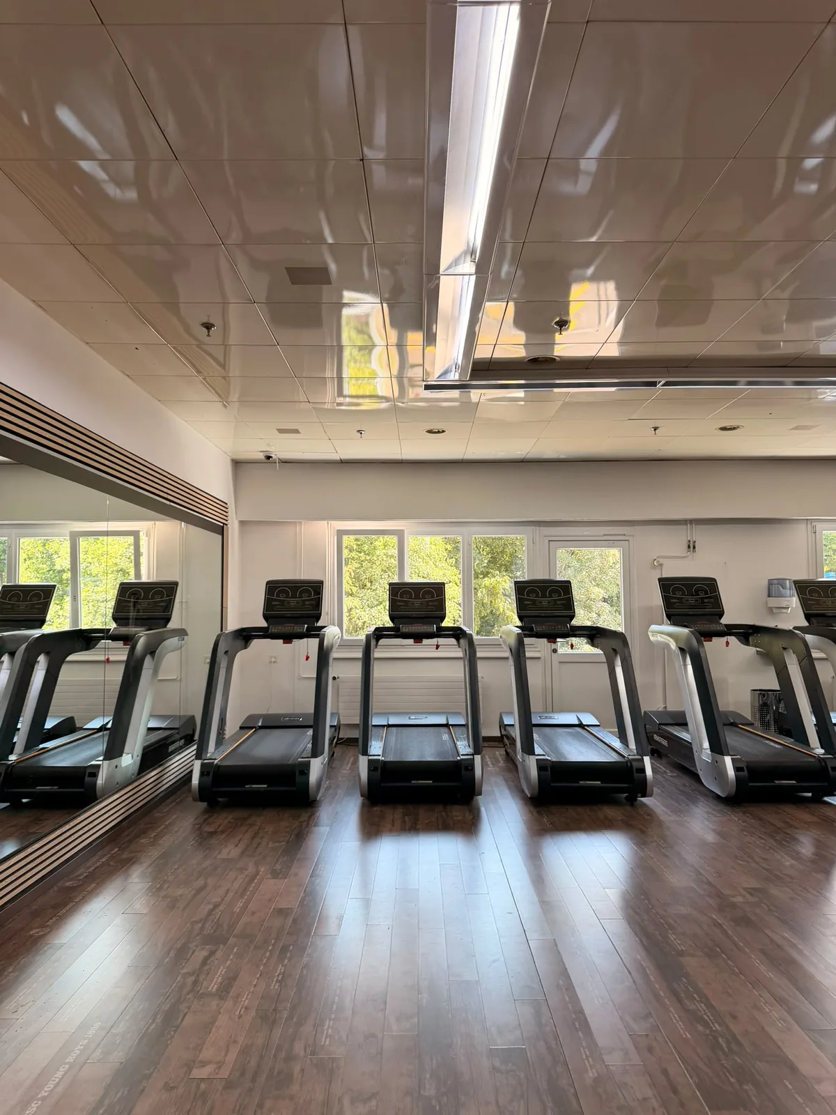 Vue d'ensemble du plateau, machines et cardio