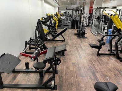 Machines de musculation guidées alignées